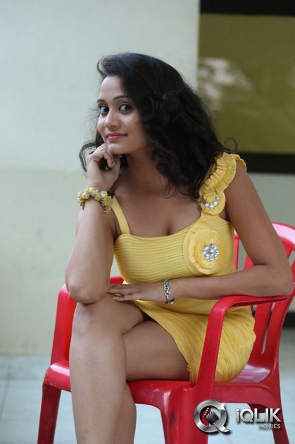 Sony-Jhansi-at-Andamaina-Maaya-Movie-Audio-Launch